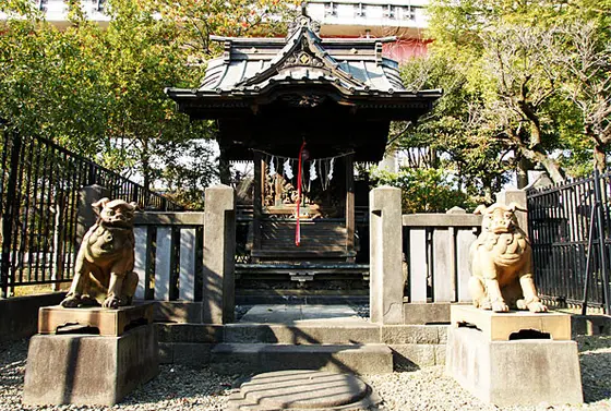 境内には三井家の“霊廟”顕名霊社[あきなれいしゃ]も鎮座