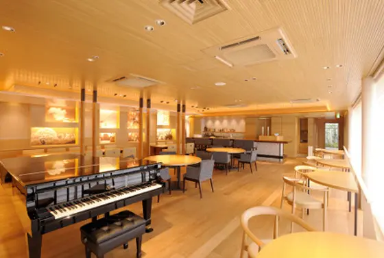 ナチュラルな暖かみが感じられる店内の装飾