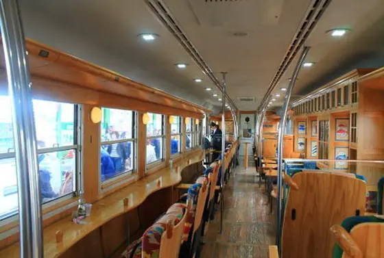 車窓からの景色を楽しめる内装