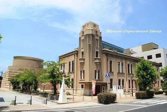 旧県立図書館を再現した外観も魅力的
