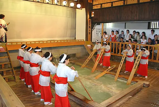 熱気のある湯もみショーは必見です！