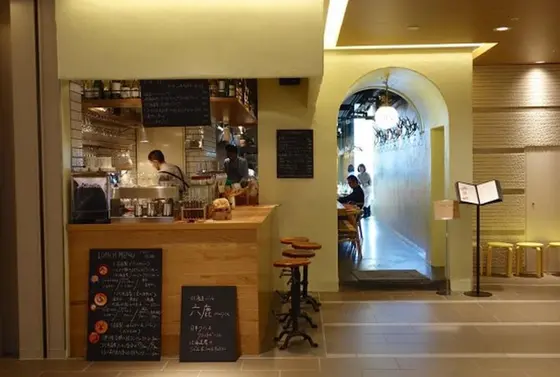 駅ビルの中にある隠れ家バル