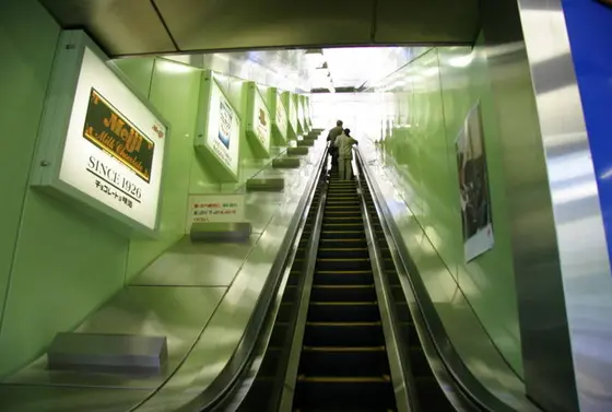 3つの長〜いエスカレーターを乗り継ぎます。