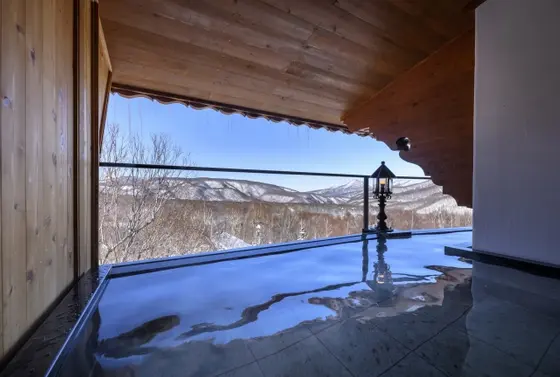 雪景色を拝みながらの温泉