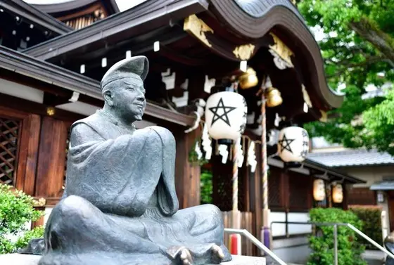 向かいにある「晴明神社」