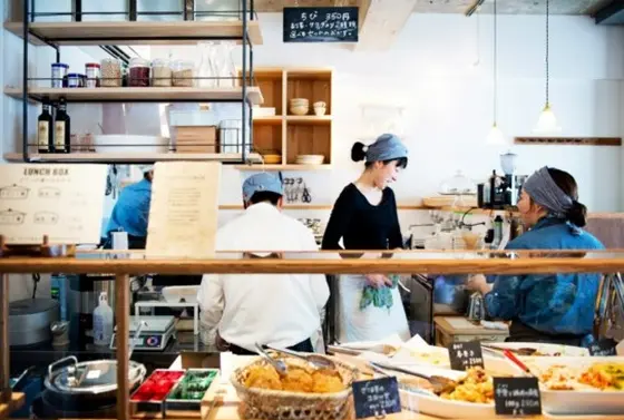 カウンターに料理が並ぶ