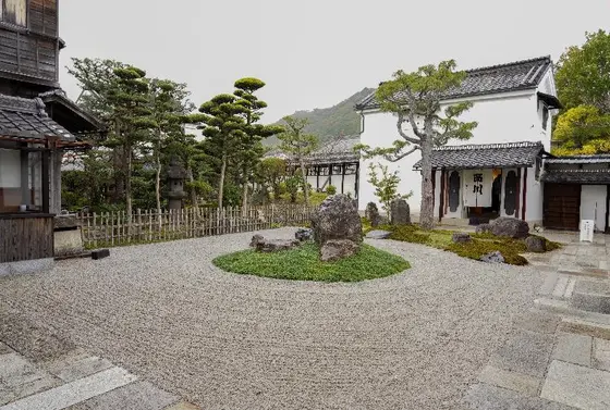 店舗裏の庭園
