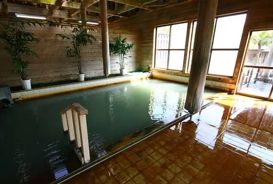 総檜造りの湯船