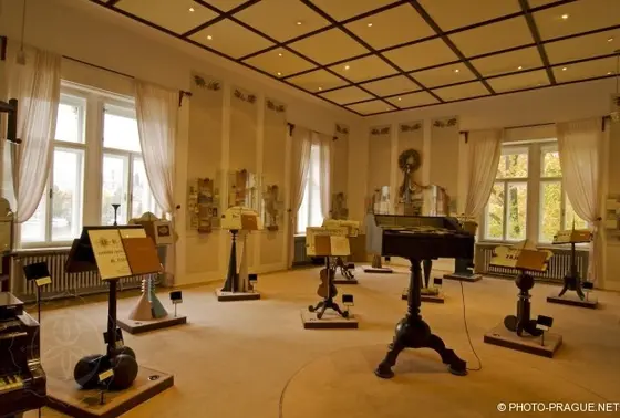 スメタナ作曲の譜面が並ぶフロア。指揮台の上に乗って指揮棒をそれぞれの譜面にかざすと、譜面に書かれた曲が流れるという最先端の技術が組み込まれていました！笑