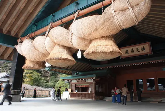 神楽殿の大注連縄