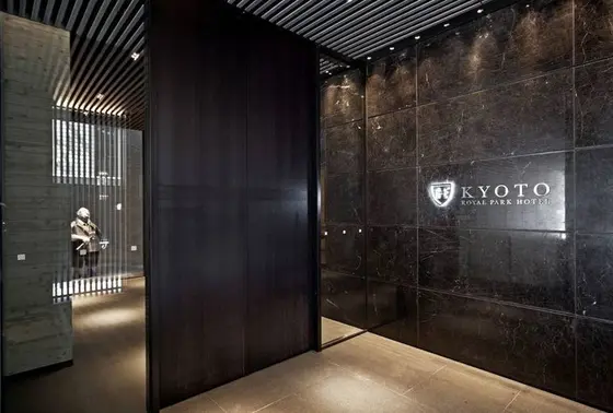 入り口は 目立たない