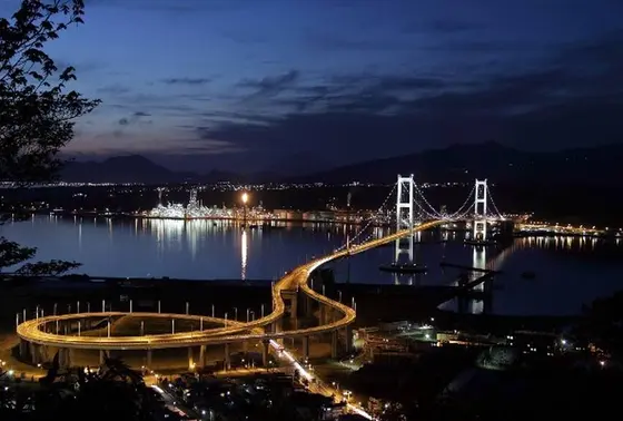 白鳥大橋と室蘭の工場夜景