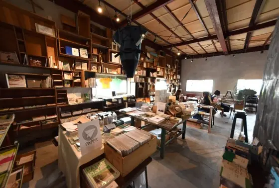 本や雑貨もあるカフェ