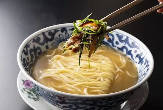 最後のシメにおすすめのシンプルで後を引く味の「汁そば」
