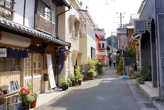 洲本城の麓から、南北へおよそ350ｍ伸びている細い路地