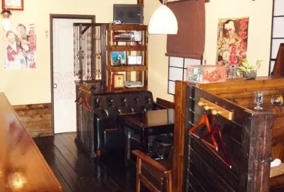 店内は昭和レトロな雰囲気📺