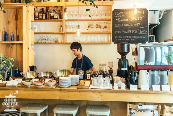 サラダバーとドリンクバーコーナーもお洒落、、