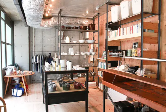 様々な雑貨や服がずらり