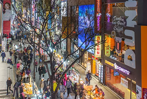 夜になると、屋台がメインストリートに並ぶ
