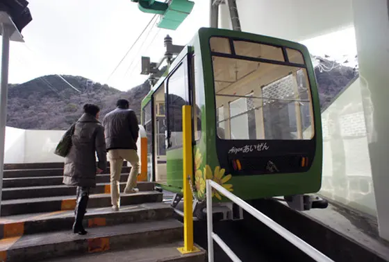 ケーブルカーで山頂を目指します。