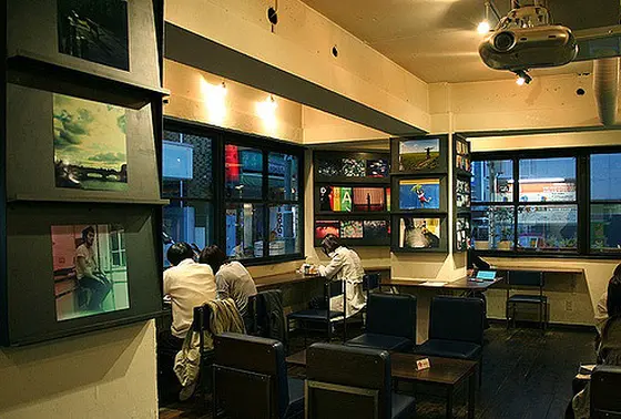 落ち着く照明の店内
