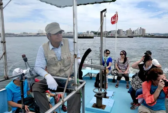 潮風を受けるデッキ席がおすすめ