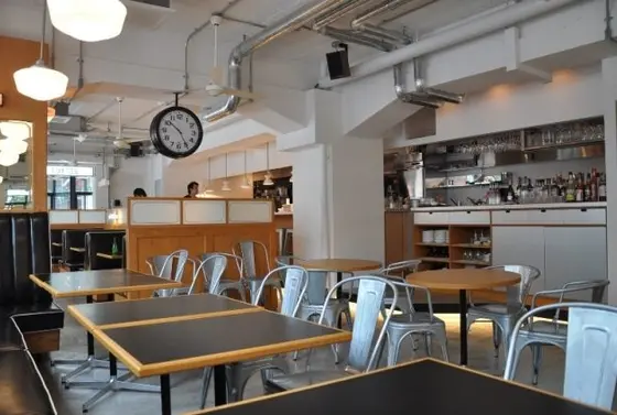 店内。