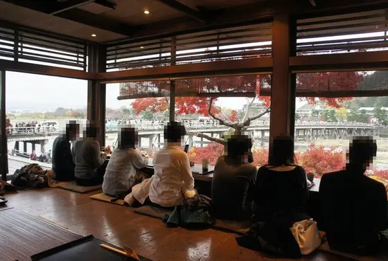 大きい窓からながめる渡月橋