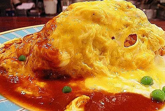 チキンライスの上に半熟オムレツを乗せナイフでスッと切る…目と舌で味わう「オリジナル半熟ふわとろオムライス」