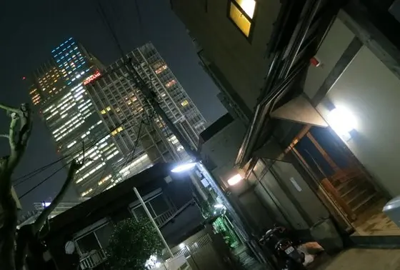 裏道にひっそち佇むお店