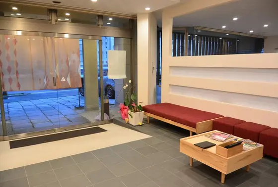 和菓子店らしい落ち着いた店内