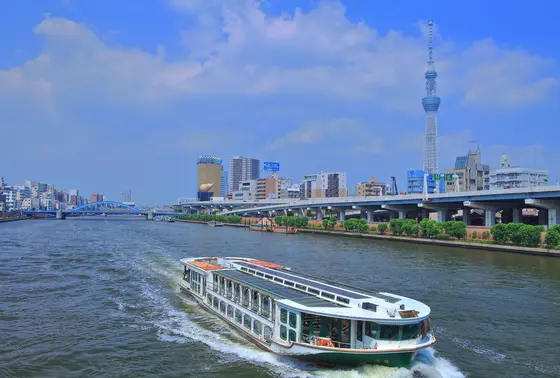 勢いよく走る水上バス