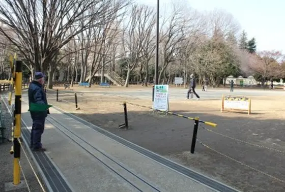 ミニSLの線路に囲まれた領域