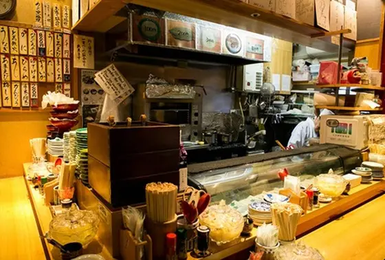 カウンターしかない小さな狭いお店。