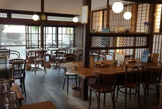 古民家の良さを残したお洒落な店内