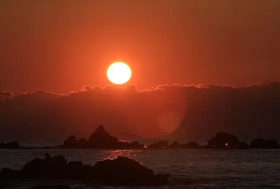三ツ石と夕日