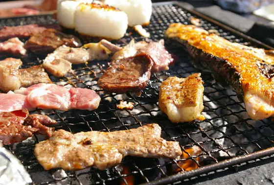 大自然の中でバーベキュー