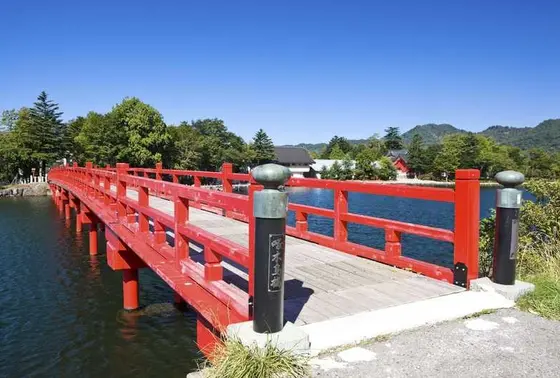 まずは啄木鳥橋を渡り本堂へ
