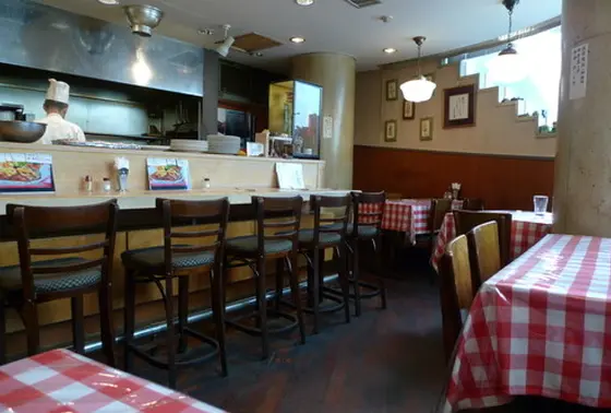 赤いギンガムチェックが可愛さいっぱいの店内