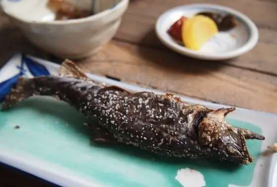 名物の岩魚塩焼きは定食か単品でどうぞ