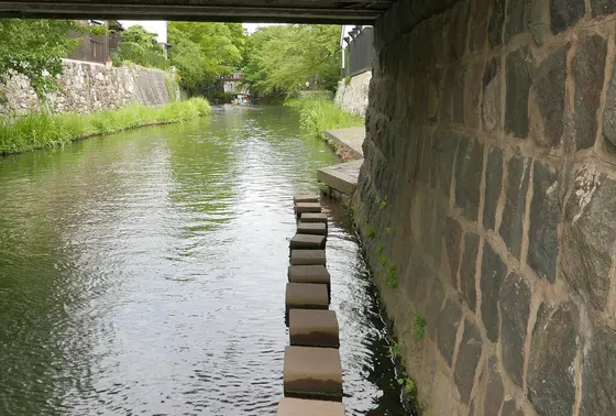 橋の下も渡れます