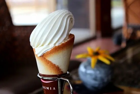 ラウンジで食べるソフトクリーム
