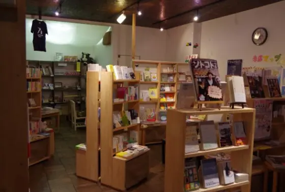 店内に所狭しと並ぶ本・本・本。