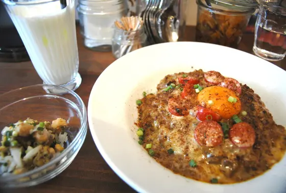 キーマカレーと卵の黄身のアンサンブルは至福の味