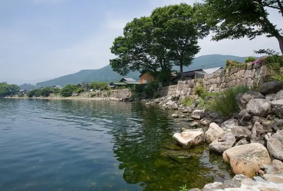 海津浜の石積み