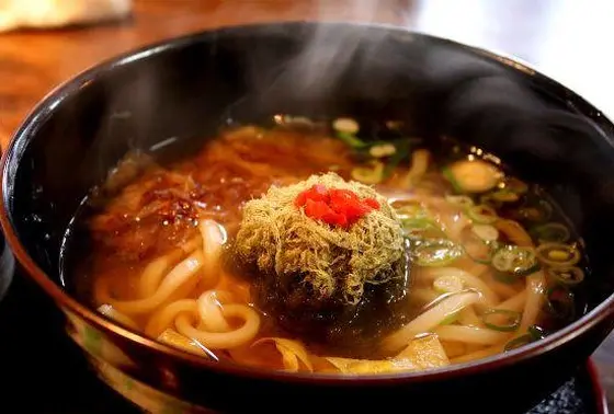 もぐさをかたどった「やいとうどん」