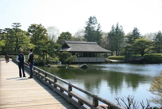 池の周りを一周