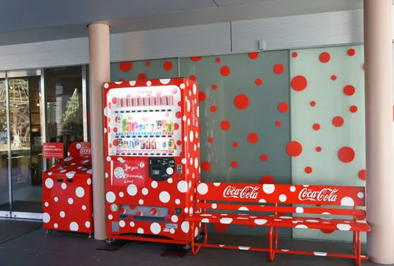 ドット柄が館内に広がる！