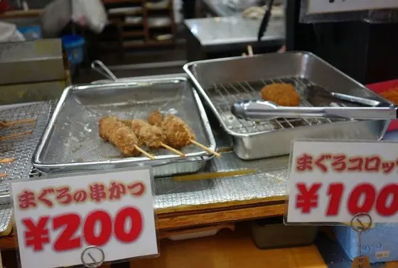 二番人気　まぐろの串かつ　三番人気　まぐろコロッケ