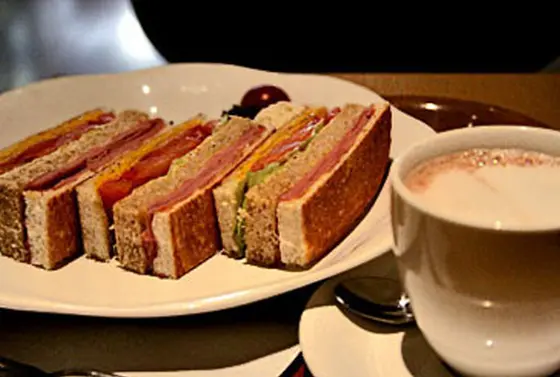 ランチにはサンドイッチ。